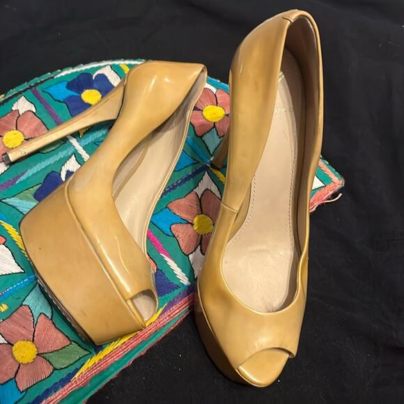 🎉 B Brian Atwood Peep toe beige sexy heels with platform support! - Picture 1 of 6